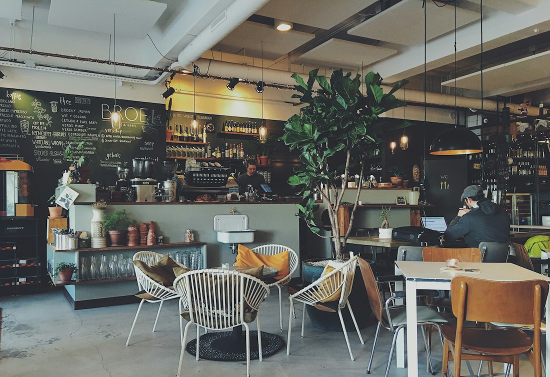 Cafetería en actividad con personas trabajando y clientes