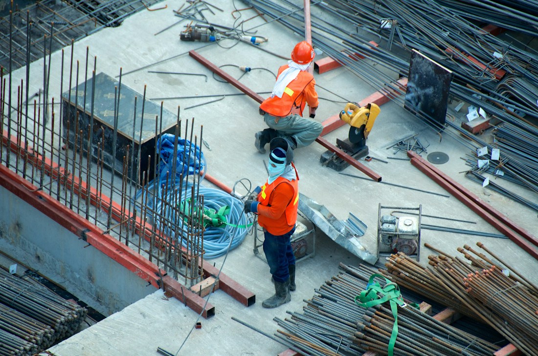 Personal trabajando en una obra con equipo de protección